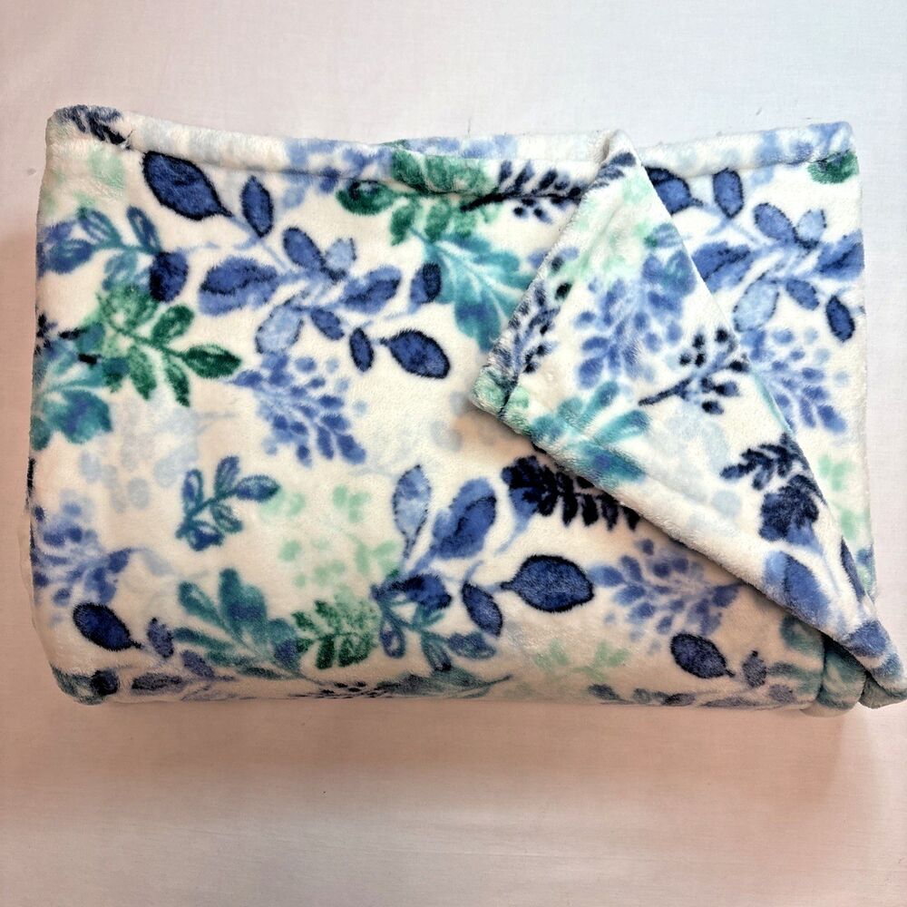 Better Homes & Gardens Oversized Luxury Throw Floral Blue White Plush 50"x72"